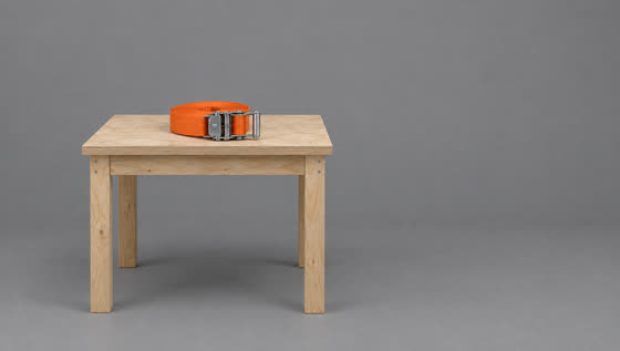 The plain demo set with one coiled strap